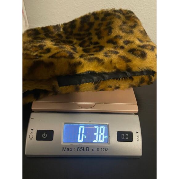 La Maison de la Fausse Fourrure Wrap Scarf Faux Fur Cheetah Old Money Mob Wife - Picture 7 of 7